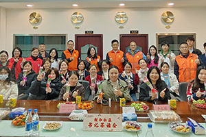 福城街道新和社区莅临草莓成人APP污化妆用品（深圳）有限公司开展“巾帼绽放.妇女权益保护法介绍”书记茶话会。